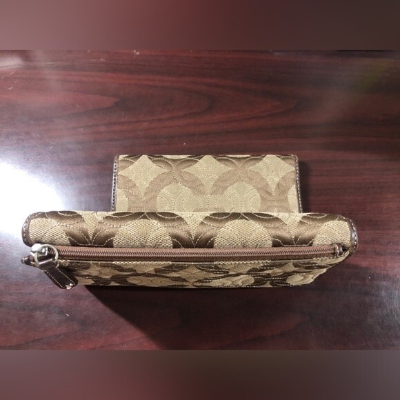 Coach Signature Quilted Gramercy Op Art Checkbook Wallet - Picture 2 of 5